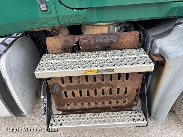 image for item FG1044 2016 Mack CXU613 semi truck