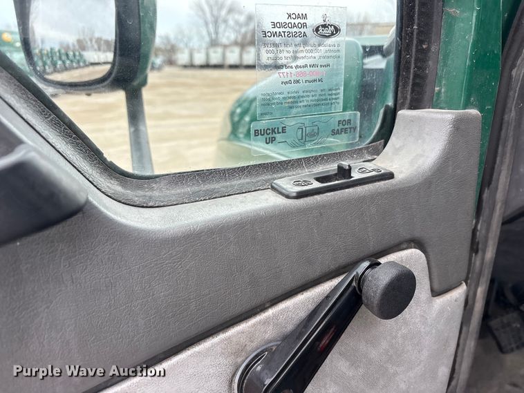 image for item FG1044 2016 Mack CXU613 semi truck