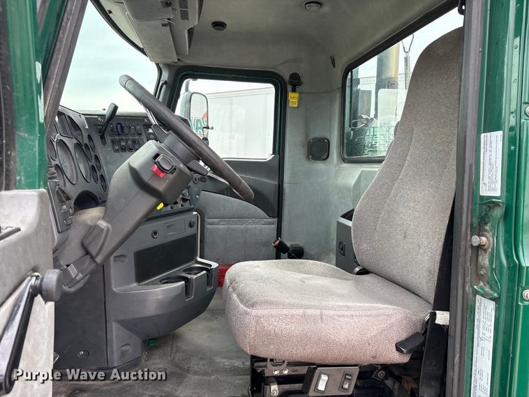 image for item FG1044 2016 Mack CXU613 semi truck