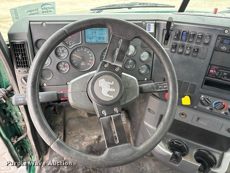 image for item FG1044 2016 Mack CXU613 semi truck