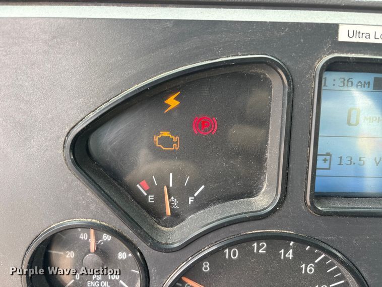 image for item FG1044 2016 Mack CXU613 semi truck