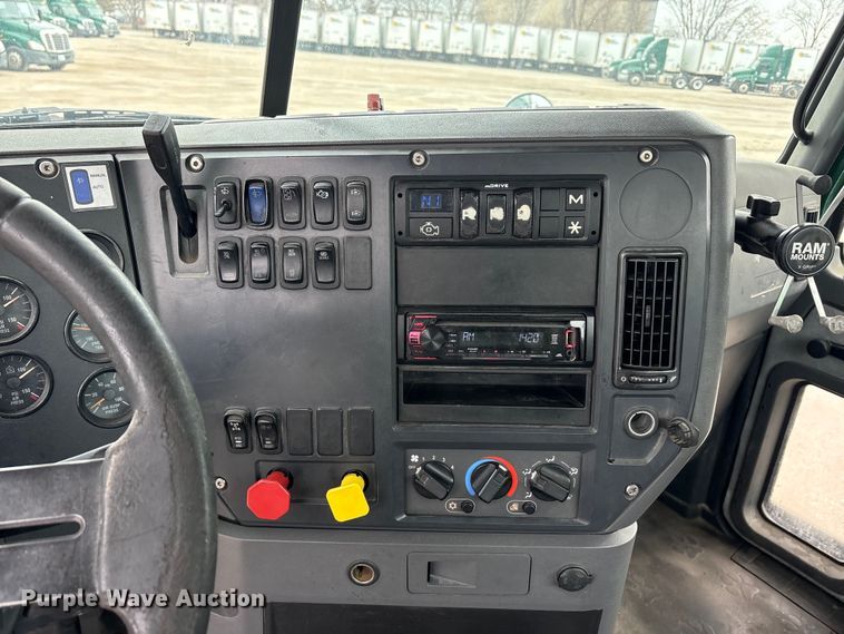 image for item FG1044 2016 Mack CXU613 semi truck