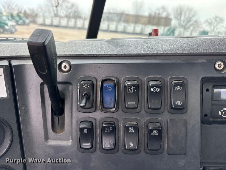 image for item FG1044 2016 Mack CXU613 semi truck