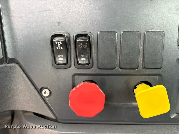 image for item FG1044 2016 Mack CXU613 semi truck