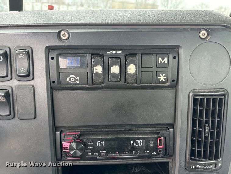 image for item FG1044 2016 Mack CXU613 semi truck