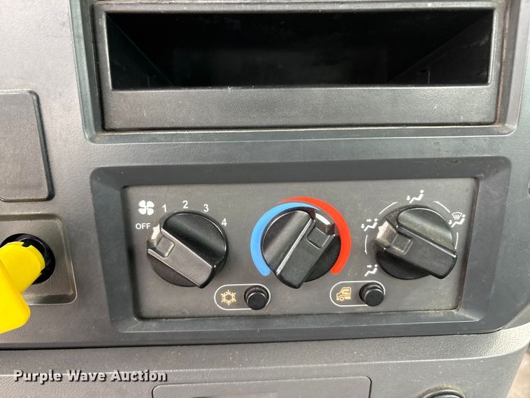 image for item FG1044 2016 Mack CXU613 semi truck