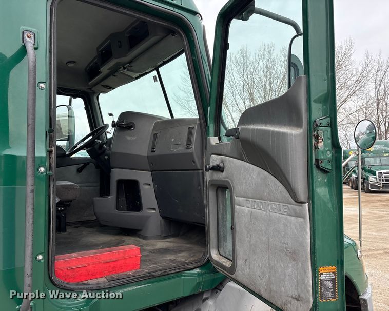 image for item FG1044 2016 Mack CXU613 semi truck