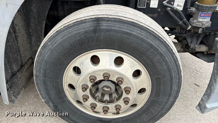 image for item FG1044 2016 Mack CXU613 semi truck