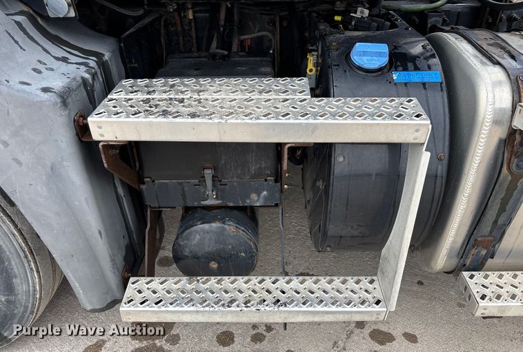 image for item FG1045 2016 Mack CXU613 semi truck