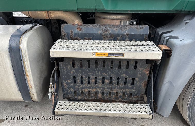 image for item FG1045 2016 Mack CXU613 semi truck