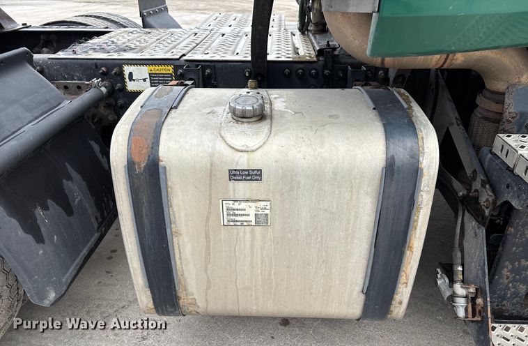 image for item FG1045 2016 Mack CXU613 semi truck