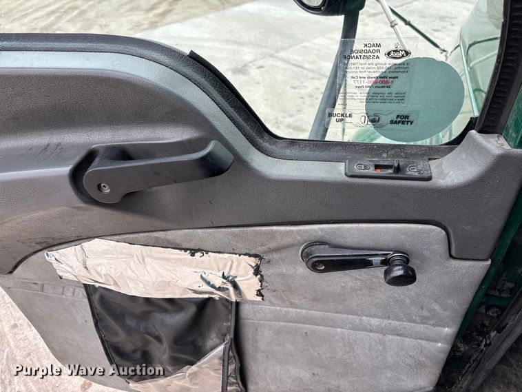 image for item FG1045 2016 Mack CXU613 semi truck