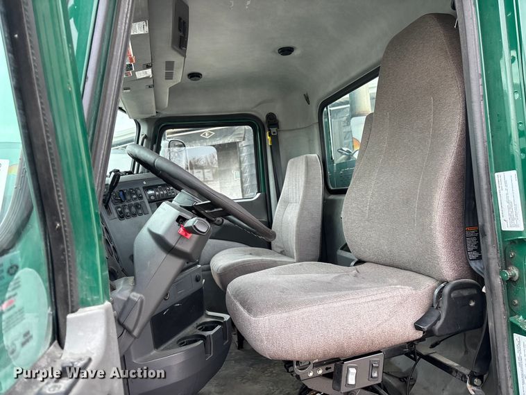 image for item FG1045 2016 Mack CXU613 semi truck