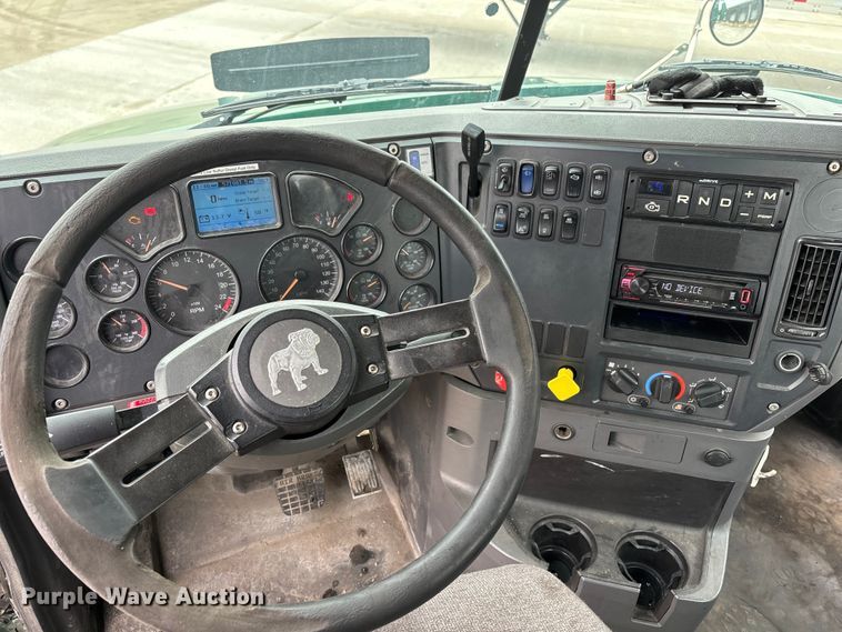 image for item FG1045 2016 Mack CXU613 semi truck