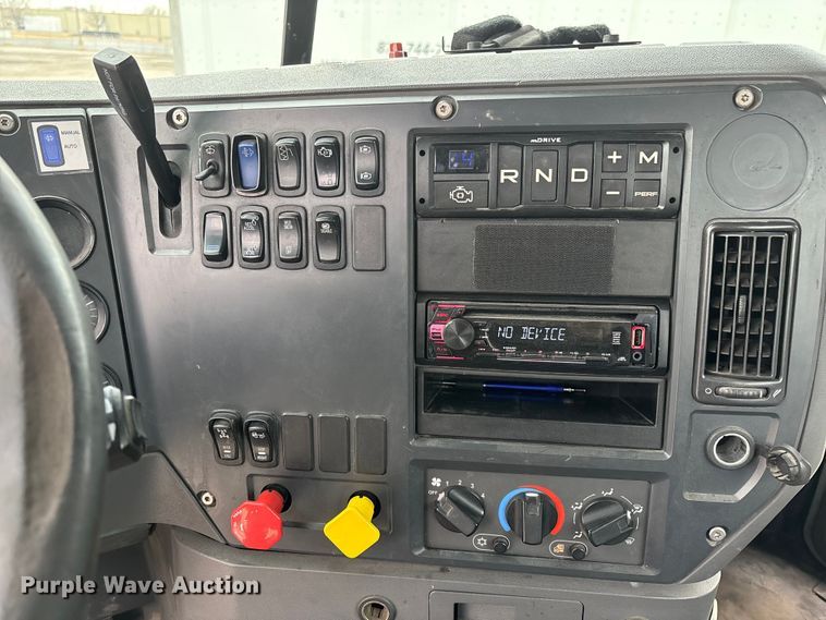 image for item FG1045 2016 Mack CXU613 semi truck