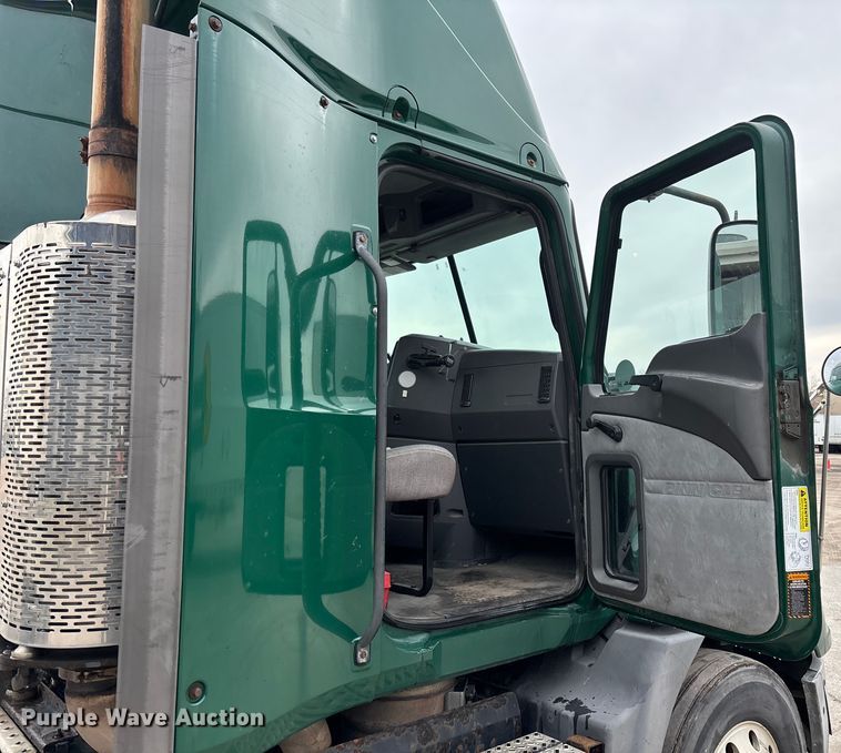 image for item FG1045 2016 Mack CXU613 semi truck