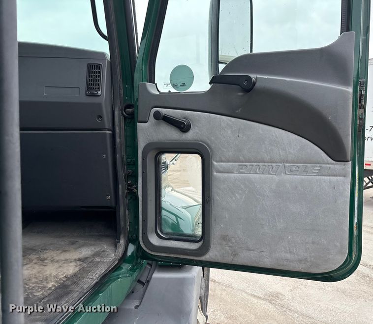 image for item FG1045 2016 Mack CXU613 semi truck