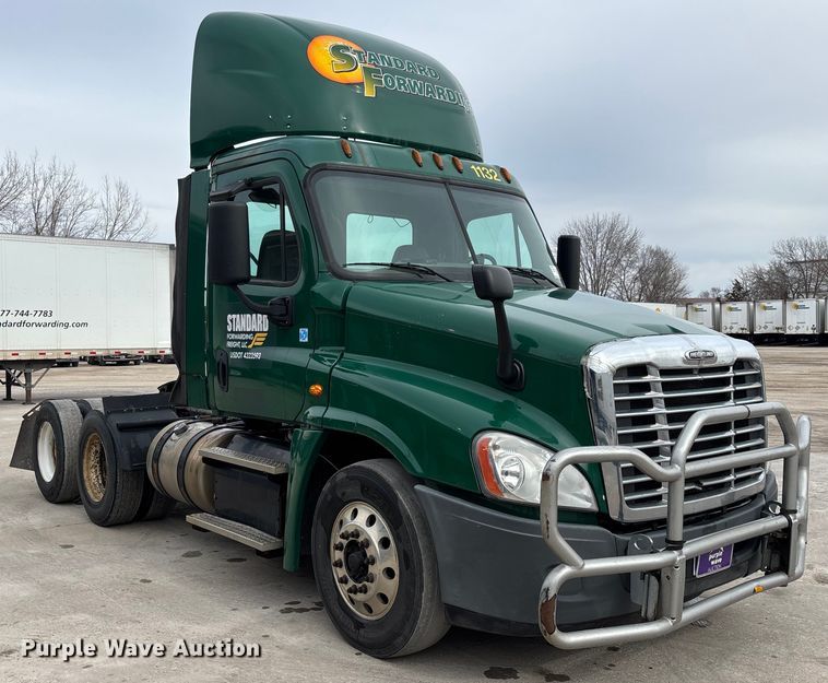 image for item FG1046 2017 Freightliner Cascadia 125 semi truck