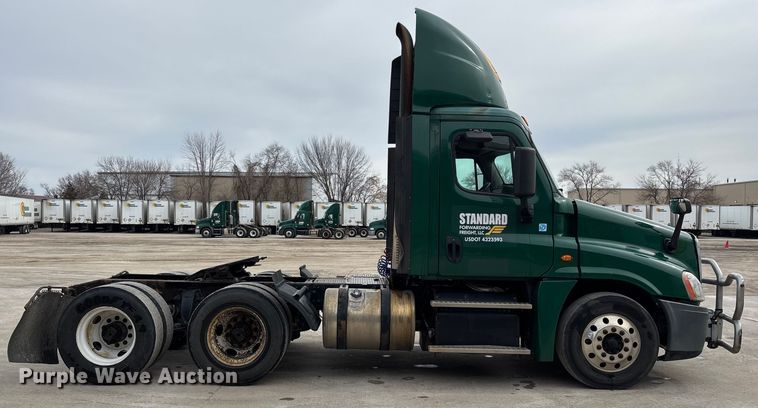 image for item FG1046 2017 Freightliner Cascadia 125 semi truck