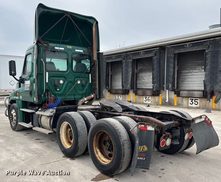 image for item FG1046 2017 Freightliner Cascadia 125 semi truck