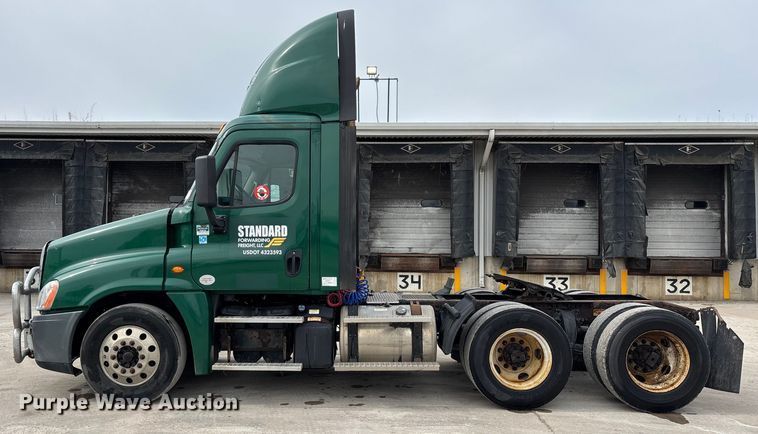 image for item FG1046 2017 Freightliner Cascadia 125 semi truck