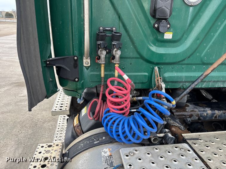 image for item FG1046 2017 Freightliner Cascadia 125 semi truck