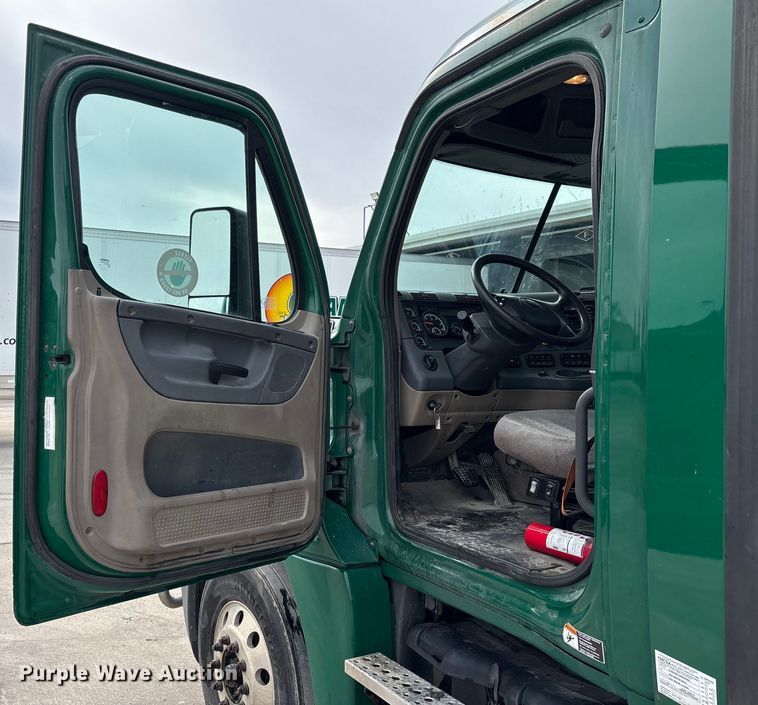 image for item FG1046 2017 Freightliner Cascadia 125 semi truck