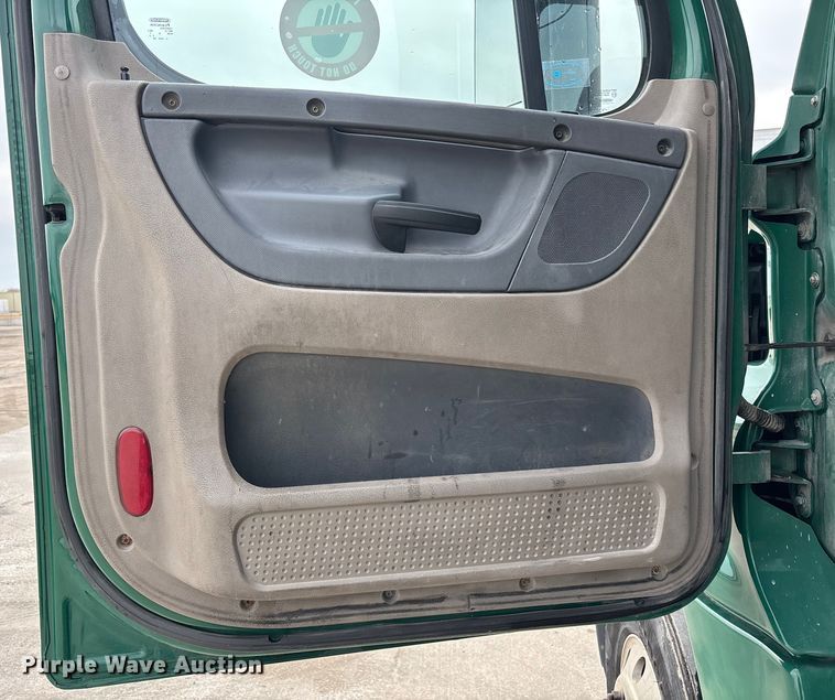 image for item FG1046 2017 Freightliner Cascadia 125 semi truck