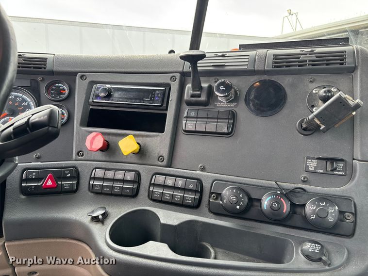 image for item FG1046 2017 Freightliner Cascadia 125 semi truck