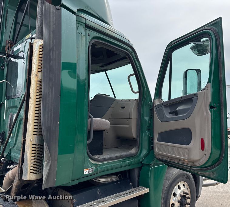 image for item FG1046 2017 Freightliner Cascadia 125 semi truck