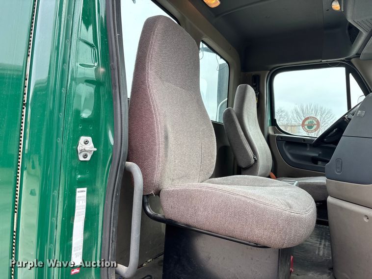 image for item FG1046 2017 Freightliner Cascadia 125 semi truck