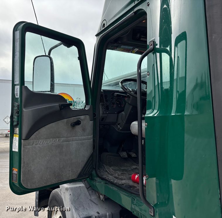 image for item FG1047 2016 Mack CXU613 semi truck