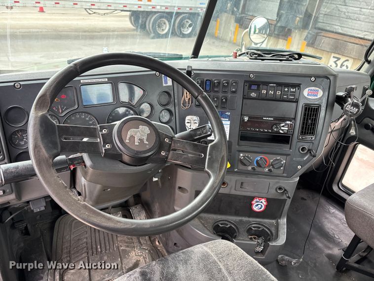 image for item FG1047 2016 Mack CXU613 semi truck