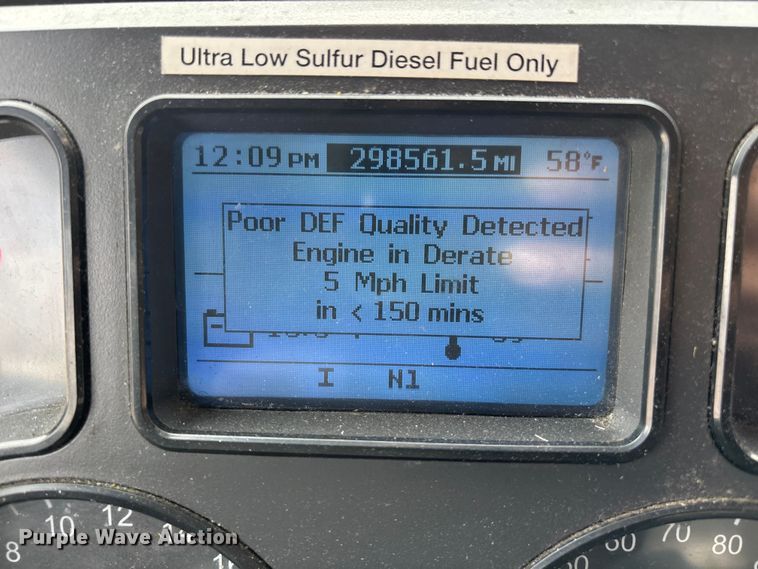 image for item FG1047 2016 Mack CXU613 semi truck