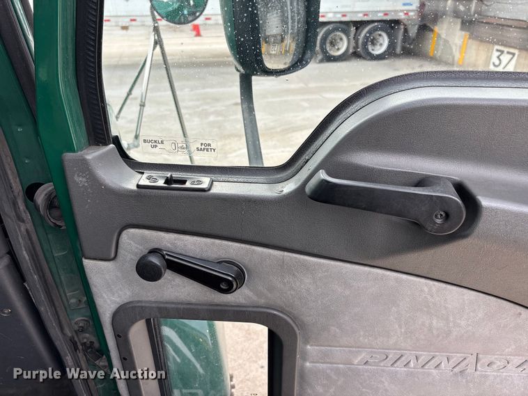 image for item FG1047 2016 Mack CXU613 semi truck