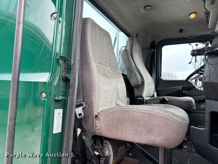 image for item FG1047 2016 Mack CXU613 semi truck