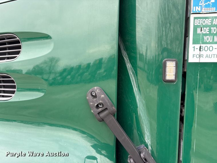 image for item FG1048 2016 Mack CXU613 semi truck