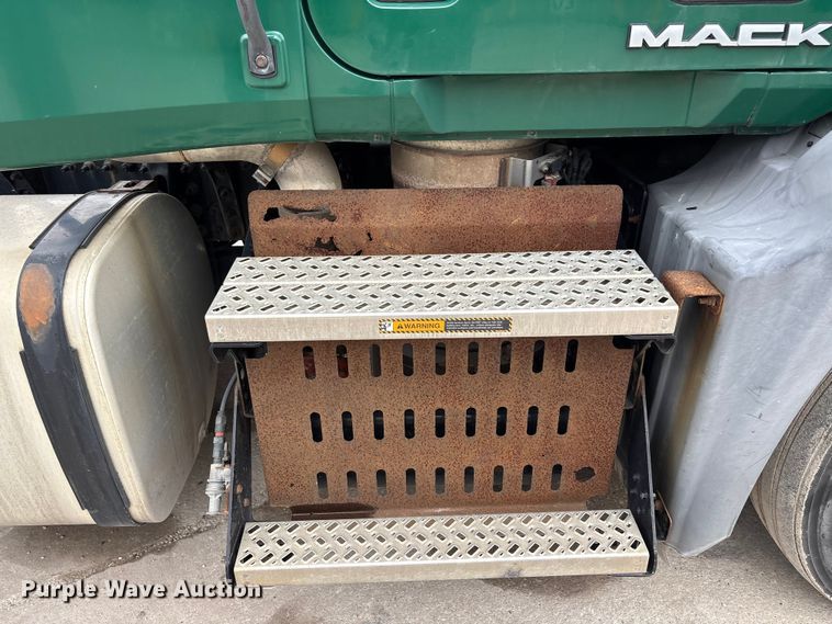 image for item FG1048 2016 Mack CXU613 semi truck