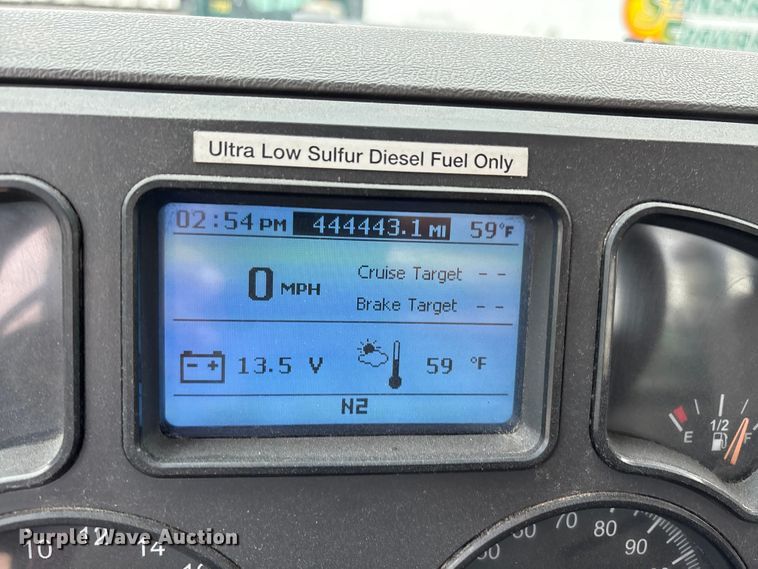 image for item FG1048 2016 Mack CXU613 semi truck