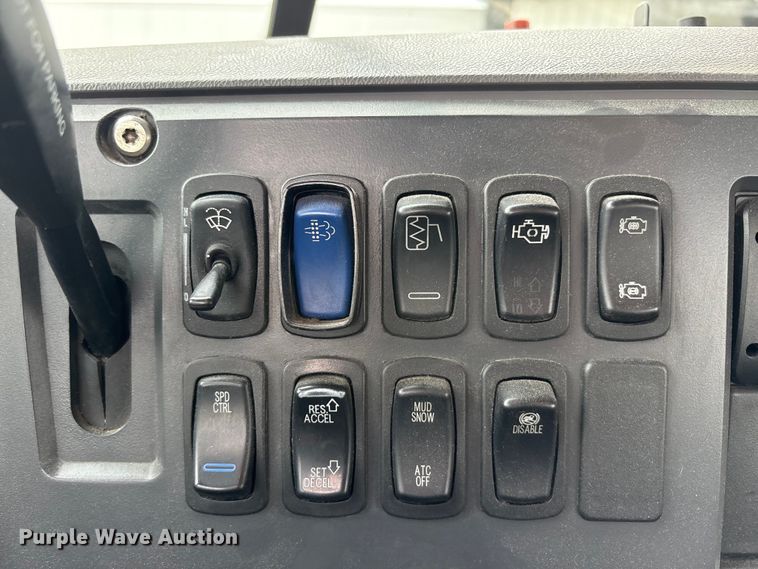 image for item FG1048 2016 Mack CXU613 semi truck