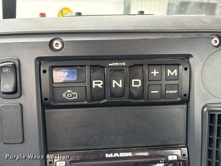 image for item FG1048 2016 Mack CXU613 semi truck