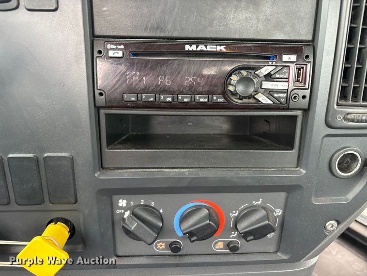 image for item FG1048 2016 Mack CXU613 semi truck