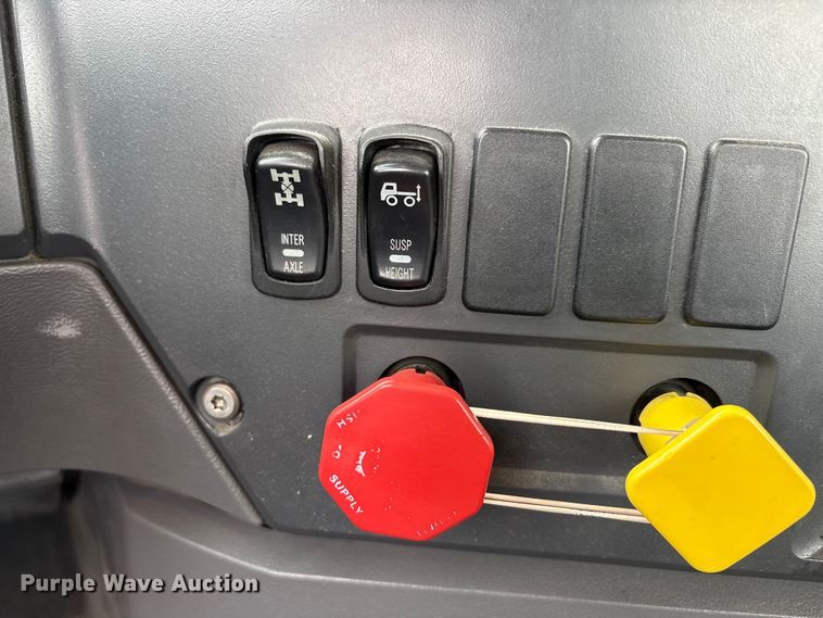 image for item FG1048 2016 Mack CXU613 semi truck