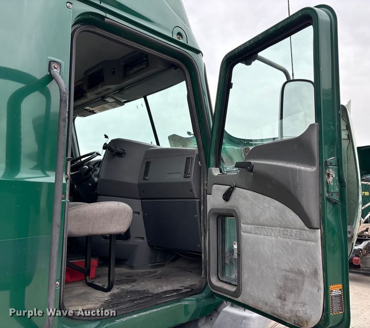 image for item FG1048 2016 Mack CXU613 semi truck