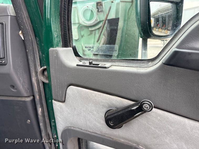 image for item FG1048 2016 Mack CXU613 semi truck