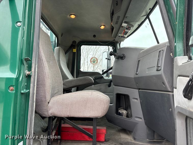 image for item FG1048 2016 Mack CXU613 semi truck