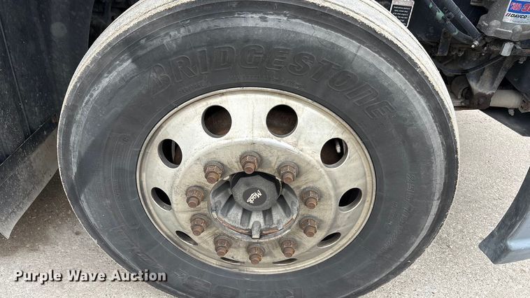 image for item FG1048 2016 Mack CXU613 semi truck