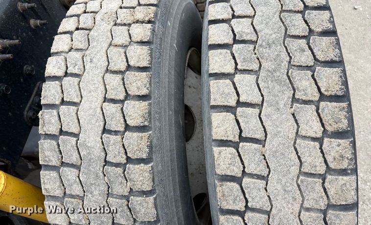 image for item FG1048 2016 Mack CXU613 semi truck