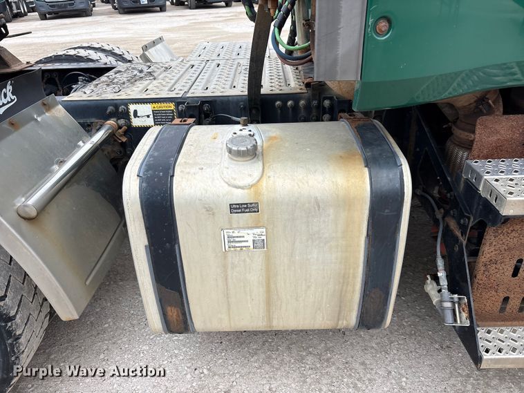 image for item FG1049 2016 Mack CXU613 semi truck