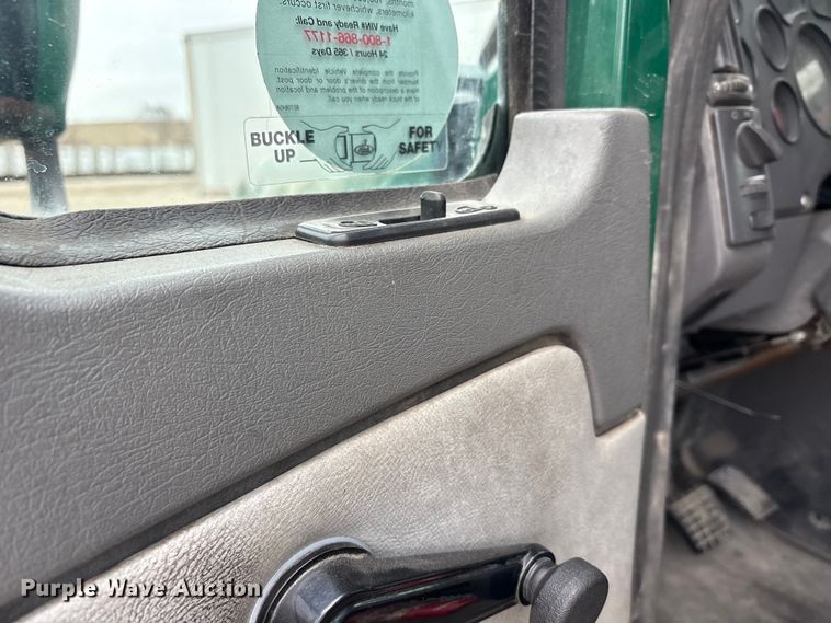 image for item FG1049 2016 Mack CXU613 semi truck